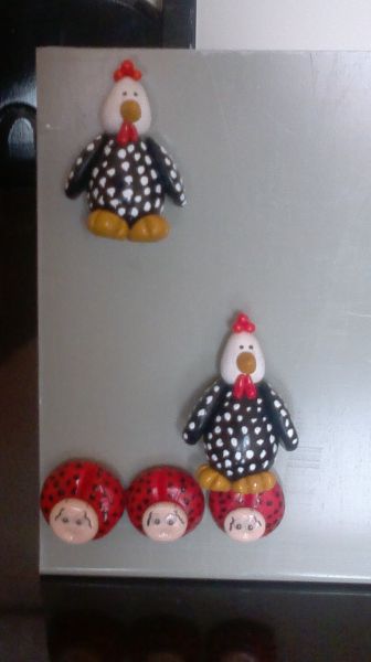 imãs de geladeira diversos